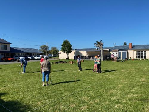 eine Gruppe von Menschen, die in einem Feldflugzeug stehen in der Unterkunft Lakeside Motel Waterfront in Lakes Entrance