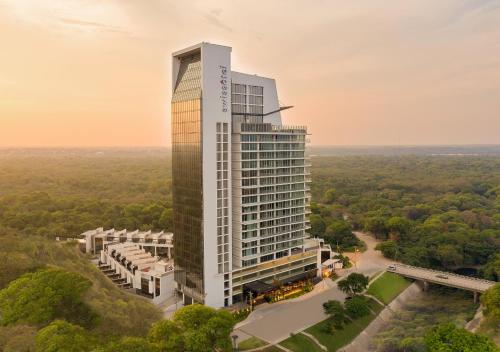 una vista aerea di un edificio alto di Swissotel Santa Cruz de La Sierra a Santa Cruz de la Sierra