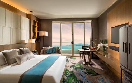 Uma cama ou camas num quarto em InterContinental Nha Trang, an IHG Hotel