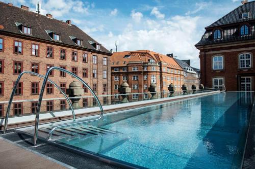 ein großer Pool in einer Stadt mit Gebäuden in der Unterkunft Villa Copenhagen in Kopenhagen