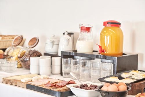 een buffet met eten en drinken op een bar bij Mediterranee in Patra