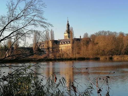 ein Schloss, das an einem Fluss liegt in der Unterkunft Studio's Park - Heverlee in Löwen