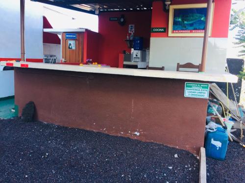 a model of a fast food restaurant with a counter at Posada del Caminante in Puerto Villamil