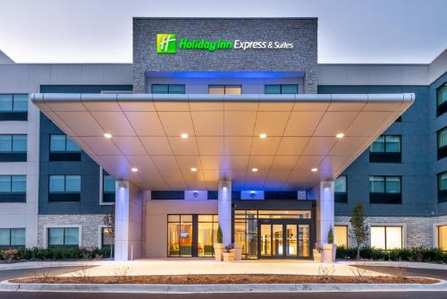 ein Krankenhausgebäude mit einem großen Glasdach in der Unterkunft Holiday Inn Express & Suites - Romeoville - Joliet North, an IHG Hotel in Romeoville