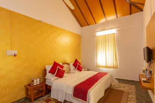 A bed or beds in a room at KSTDC Hotel Mayura Gerusoppa, Jogfalls