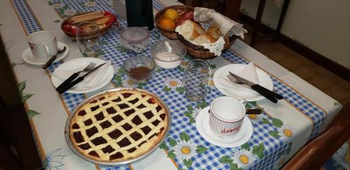 una mesa con platos y una cesta de fruta. en La casa del Paseo, en Salta