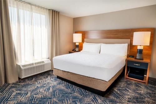 Кровать или кровати в номере Candlewood Suites - Las Vegas - E Tropicana by IHG