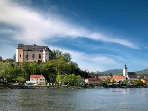 una città su una collina vicino a un corpo d'acqua di Hotel-Garni Goldenes Kreuz a Grein