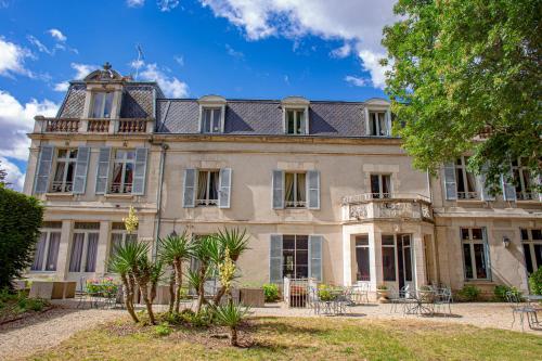 Jardí fora de Hôtel Les Maréchaux