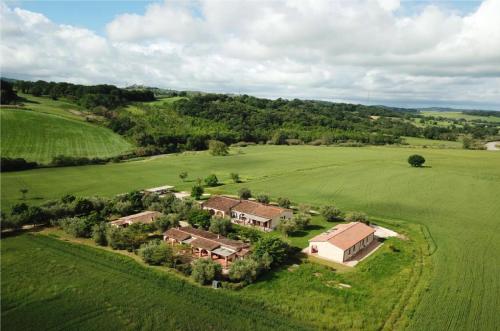 een luchtzicht op een huis in een groen veld bij Agriturismo Le Cascatelle in Saturnia