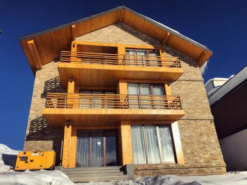 un edificio con balconi sul lato di Gudauri Hillsite a Gudauri