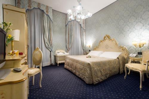 Tempat tidur dalam kamar di Hotel Carlton On The Grand Canal