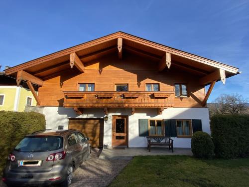 un'auto parcheggiata di fronte a una casa di Haus Luxgütl a Saalfelden am Steinernen Meer