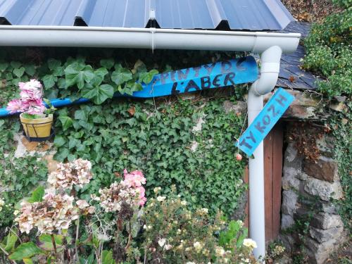 een tuin met een bord met aardbeienhaas bij Penty de l'Aber in Crozon