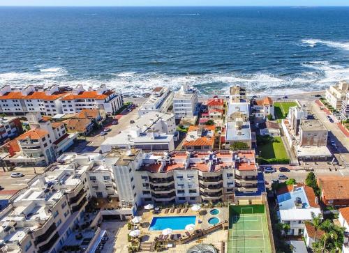 uma vista aérea de uma cidade e do oceano em Golden Beach Resort & Spa em Punta del Este