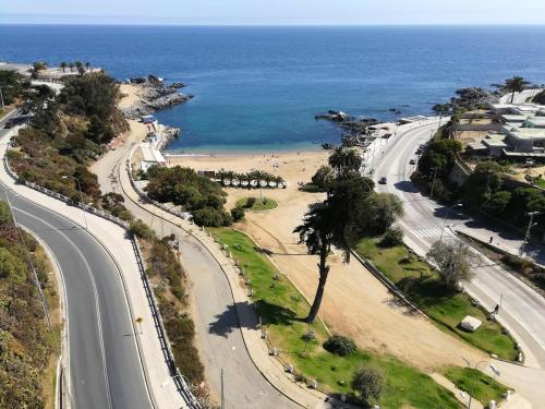 vista aerea di una strada accanto a una spiaggia di DEPARTAMENTO FRENTE A LA PLAYA 3 personas a Valparaíso