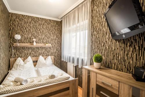 Cama ou camas em um quarto em MyFlat Club 218 Golden Beach Wellness Apartment