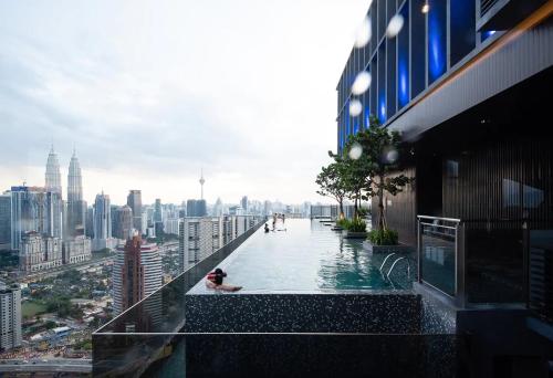 クアラルンプールにあるExpressionZ KLCC By Starwood Luxuryの市街地の建物屋根のスイミングプール