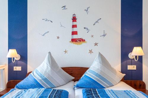 een slaapkamer met een bed en een vuurtoren aan de muur bij Inselhotel Arfsten in Wyk auf Föhr