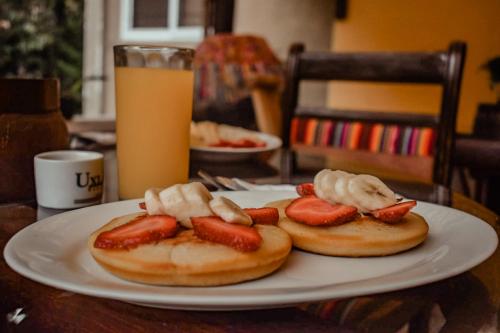 deux hot-dogs avec des fraises et des bananes sur une plaque dans l'établissement Eco Suites Uxlabil Guatemala, à Guatemala