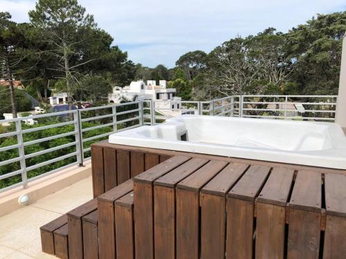 Imagine din galeria proprietății ESPECTACULAR PENTHOUSE CON TERRAZA PARRILLERO Y JACUZZI PROPIO, PREMIADO POR AWARD TERCER AÑO CONSECUTIVO -Edificio Jardins Del Est San Rafael- în Punta del Este