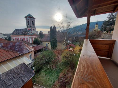 - un balcon offrant une vue sur une église dans l'établissement Böne Vendégház és Borozó, à Tokaj