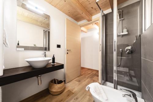 een badkamer met een wastafel en een douche bij Aosta Centre Apartments - Martinet 17 in Aosta