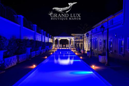 Grand Lux Boutique Manor में या उसके करीब स्विमिंग पूल