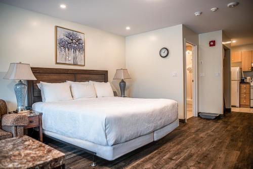 1 dormitorio con 1 cama grande y sala de estar en The Business Inn, en Ottawa