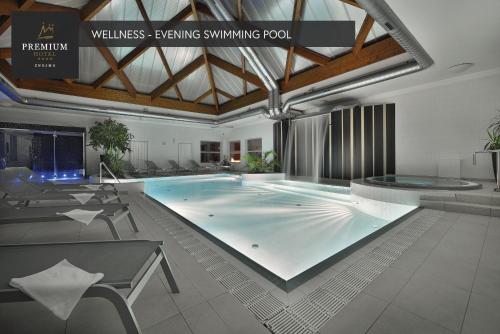 Swimming pool sa o malapit sa PREMIUM Wellness & Wine Hotel Znojmo