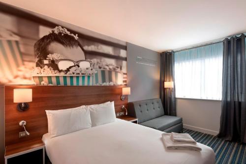 เตียงในห้องที่ Heeton Concept Hotel - City Centre Liverpool