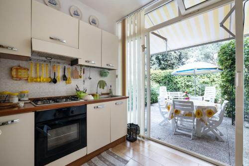 Kitchen o kitchenette sa Charming house near the lake in Sabaudia with balcony