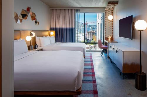 een hotelkamer met 2 bedden en een bureau bij Hyatt Centric Downtown Portland in Portland