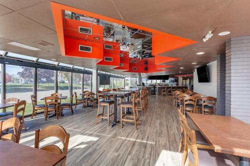 Un restaurant u otro lugar para comer en Comfort Inn Airport West