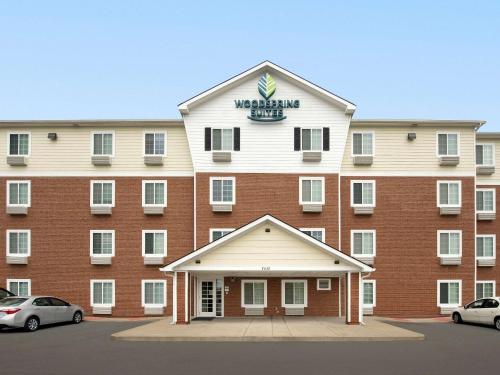 een groot gebouw met een bord erop bij WoodSpring Suites Louisville Clarksville in Clarksville