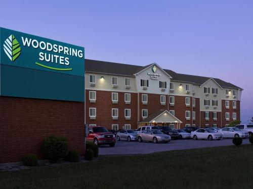 een gebouw met een bord voor een parkeerplaats bij WoodSpring Suites Louisville Clarksville in Clarksville