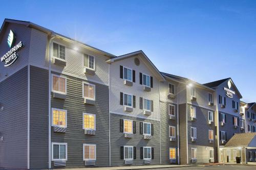 WoodSpring Suites Amarillo East I-40 في أماريلو: عمارة سكنية كبيرة شبابيكها على شارع