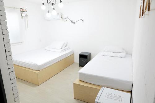 Vuode tai vuoteita majoituspaikassa Minihotel Poongdaengi