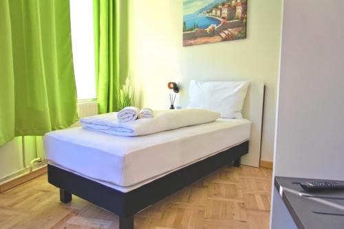 ein Bett mit Handtüchern auf dem Zimmer in der Unterkunft bestprice Hotel Aachen Hauptbahnhof in Aachen