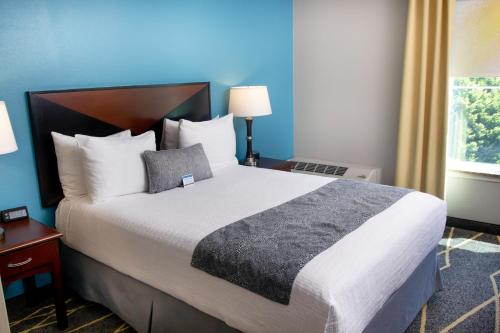 een slaapkamer met een groot bed met een blauwe muur bij Belltown Inn in Seattle