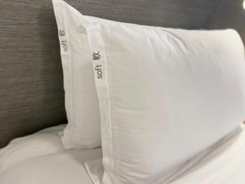 almohada blanca sobre la cama en Holiday Inn Express Hong Kong Causeway Bay, an IHG Hotel, en Hong Kong