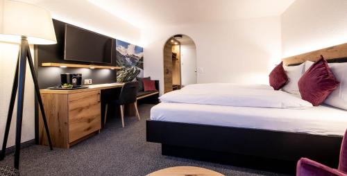 Tempat tidur dalam kamar di Alpenhotel Schlüssel