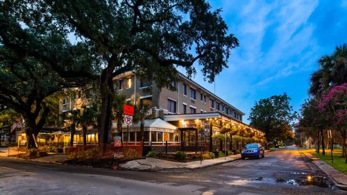 un bâtiment avec une voiture garée devant lui dans l'établissement St Charles Inn, Superior Hotel, à La Nouvelle-Orléans