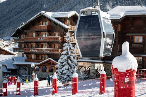 un lodge de esquí con una góndola encima en Hôtel Champs Fleuris Morzine, en Morzine