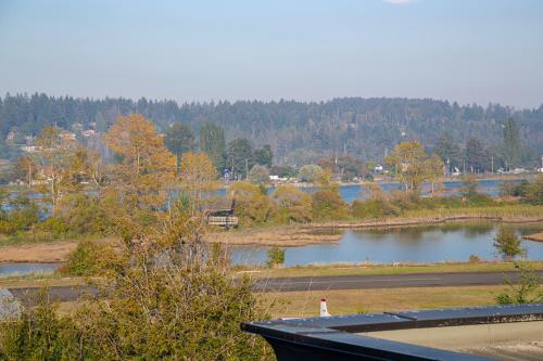 vista sul lago con una persona sul tetto di Bayview Hotel a Courtenay