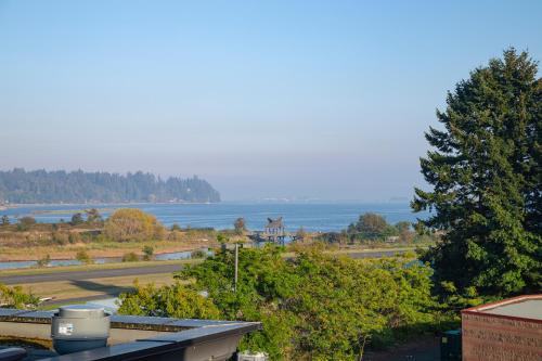 vista sull'oceano dal tetto di un edificio di Bayview Hotel a Courtenay