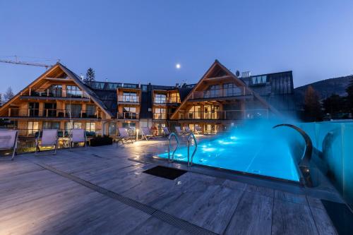 Bazén v ubytování APARTHOTEL ROYAL RESORT SPA Zakopane nebo v jeho okolí