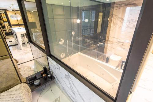 Vannas istaba naktsmītnē Super-Apartamenty VIP Jacuzzi