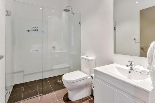 A bathroom at Meridian Hotel Hurstville