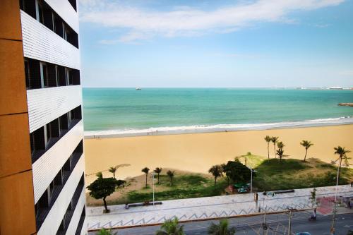 widok na plażę z budynku w obiekcie Holiday Inn Fortaleza, an IHG Hotel w mieście Fortaleza